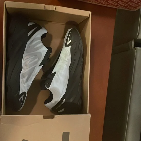 Yeezy 700 MNVN - Picture 2 of 8